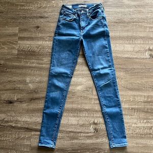 Women’s Levi’s High Rise Skinny Jean. Size 25.